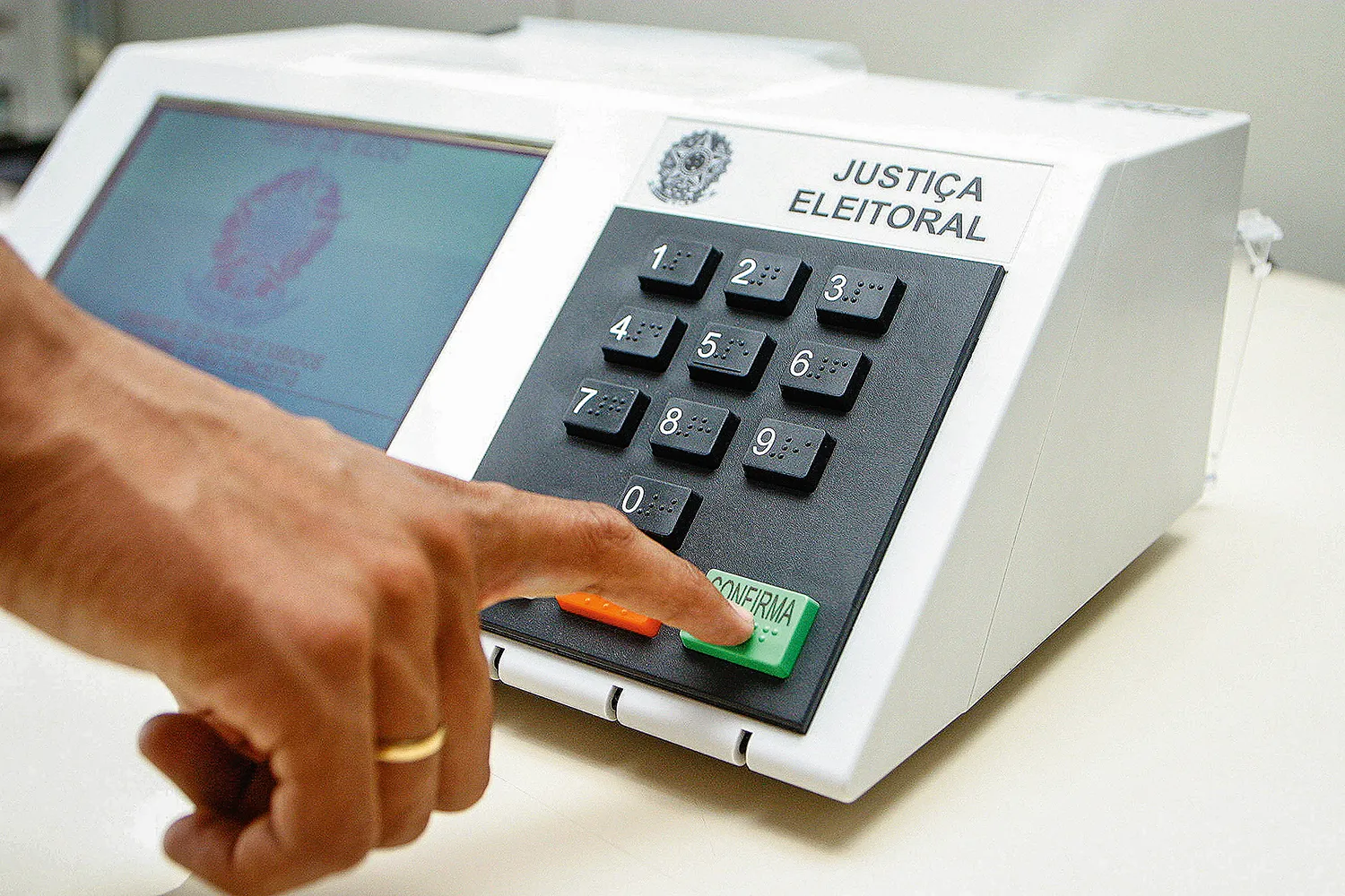 Azimut reduz multimercados e vê maior peso da eleição na bolsa em setembro