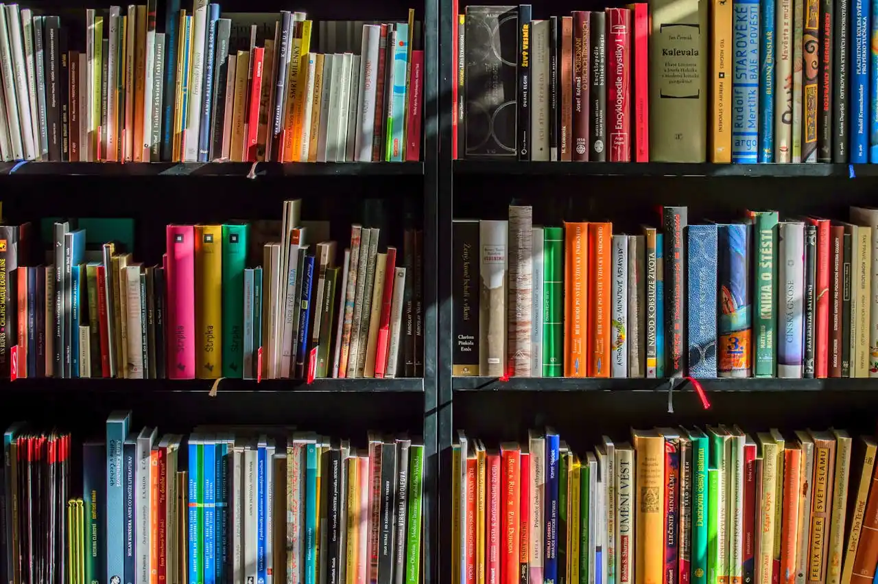Book charms: conheça tendência dos mini livros chaveiros que cresce na Bienal