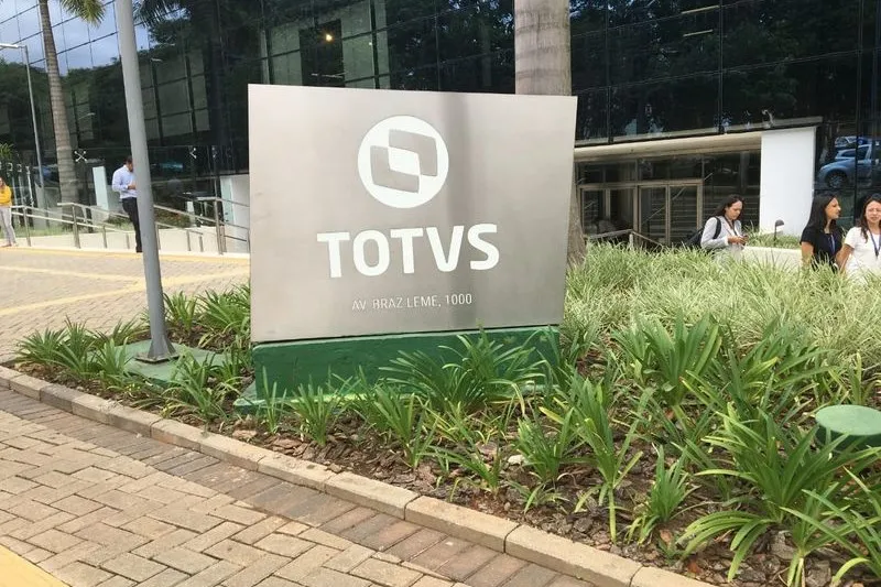 Por que Totvs foi a maior alta do Ibovespa na segunda, em um dia de queda das techs?