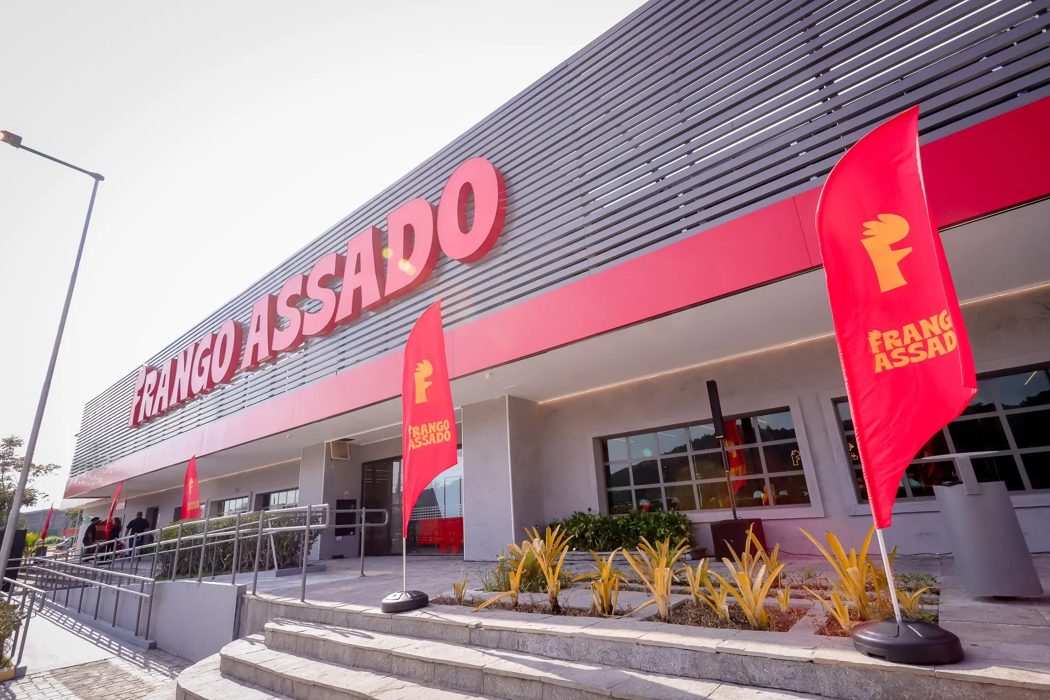 Donos do Outback e da Pizza Hut no Brasil conversam para fusão de redes, diz fonte