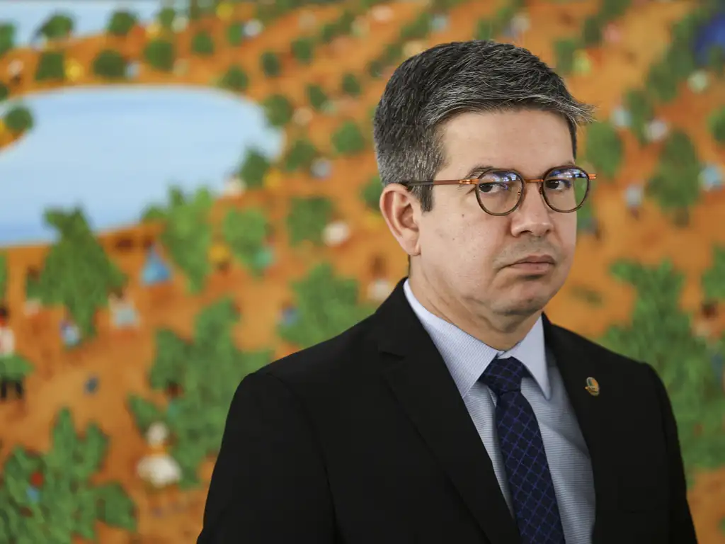 Randolfe apresenta PEC com código de ética e quarentena de ministros no STF