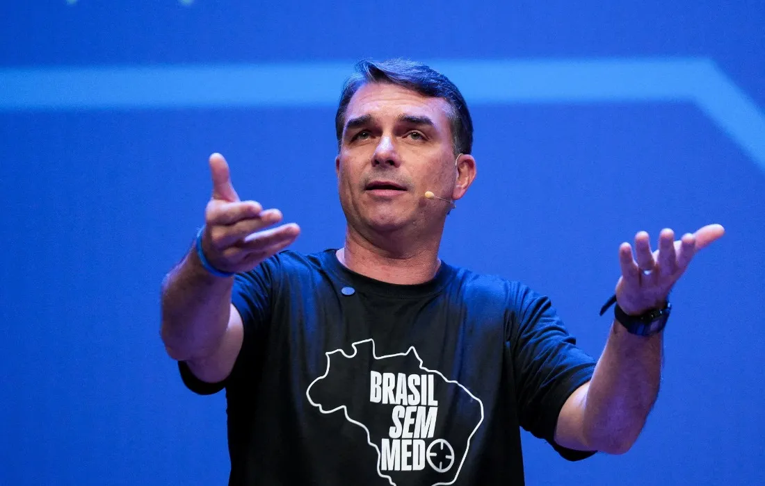 Flávio repete pai e defende que bolsas sejam para tecnologia ou algo que ‘agregue’
