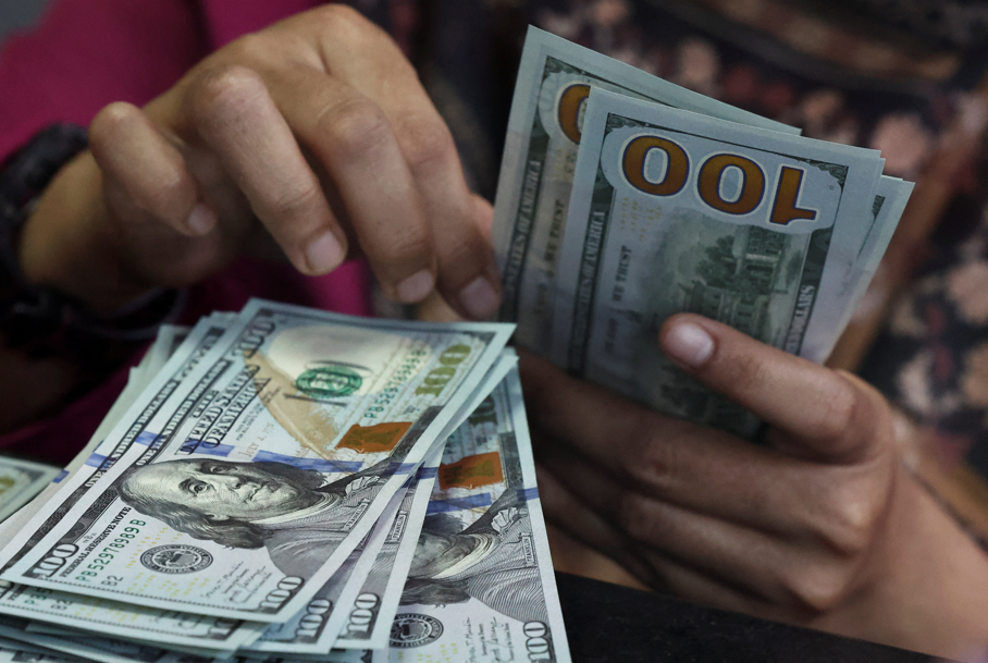 Dólar cai a R$5,08, com avanço de Flávio Bolsonaro em pesquisas eleitorais