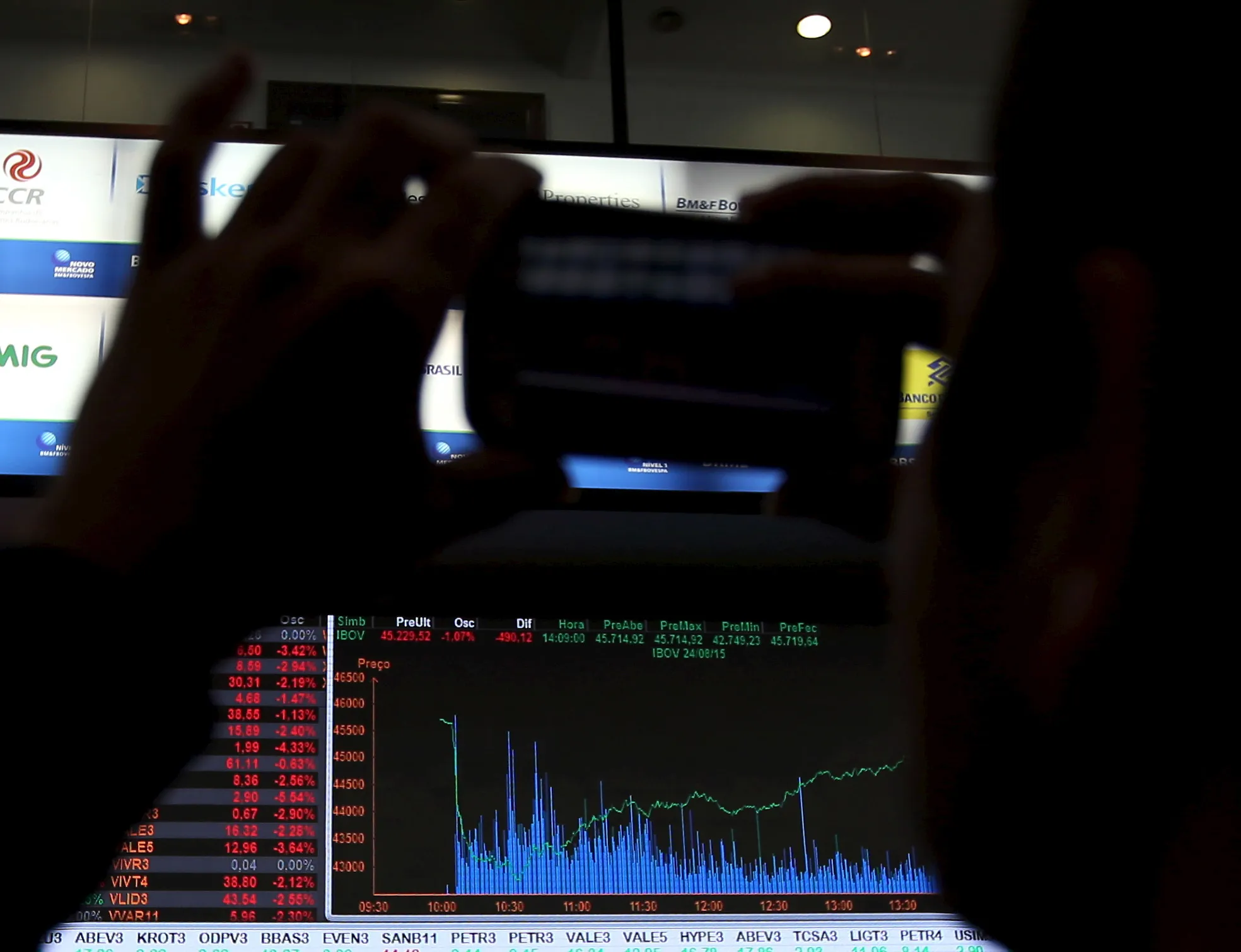 Ibovespa recua com pressão de Vale e bancos