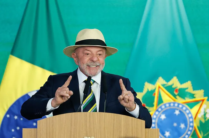 Lula: não discuto ajuste fiscal, faço na prática