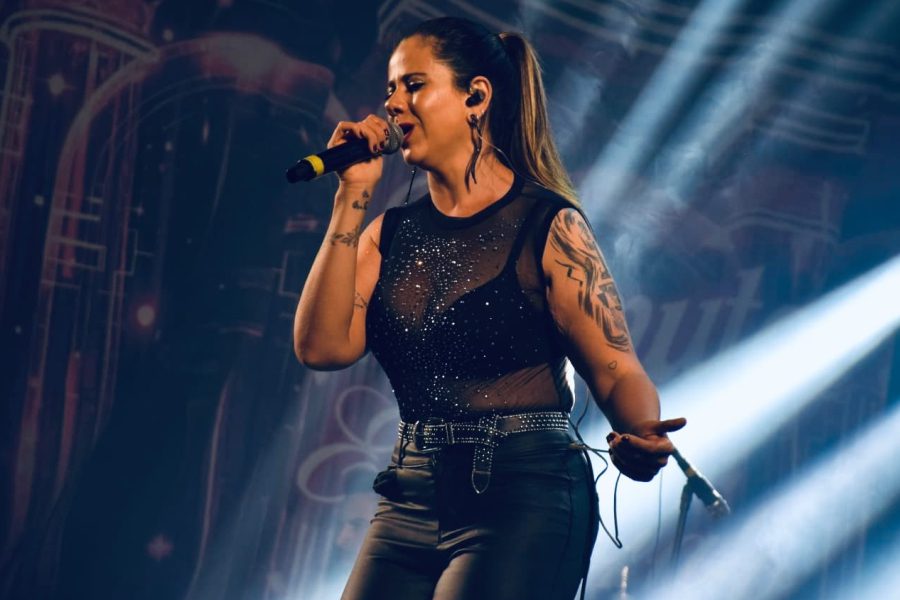 Thayla Franchelle celebra três décadas da música sertaneja no Festival de Inverno de Poços de Caldas