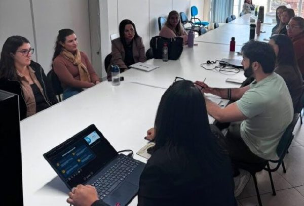 Equipe de Poços de Caldas conhece estratégias de cuidado oncológico durante visita técnica em Pouso Alegre