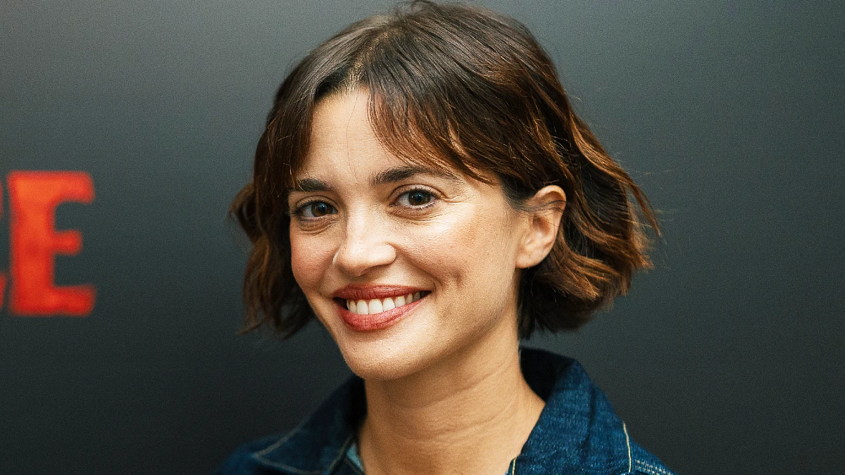 Joana Ribeiro fala português em Clayface? Atriz revela momento único com David Dencik no novo filme da DC