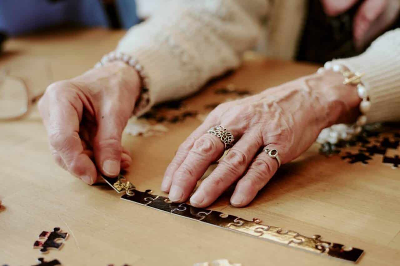 Despejo de idosa de 87 anos em Madri gera crise e mediação