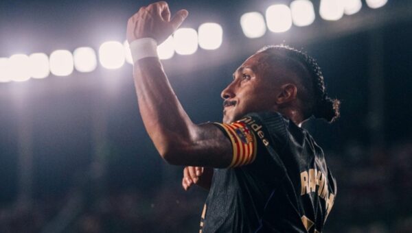 Futebol europeu retorna com vitória do Arsenal, título do Bayern e show de Raphinha