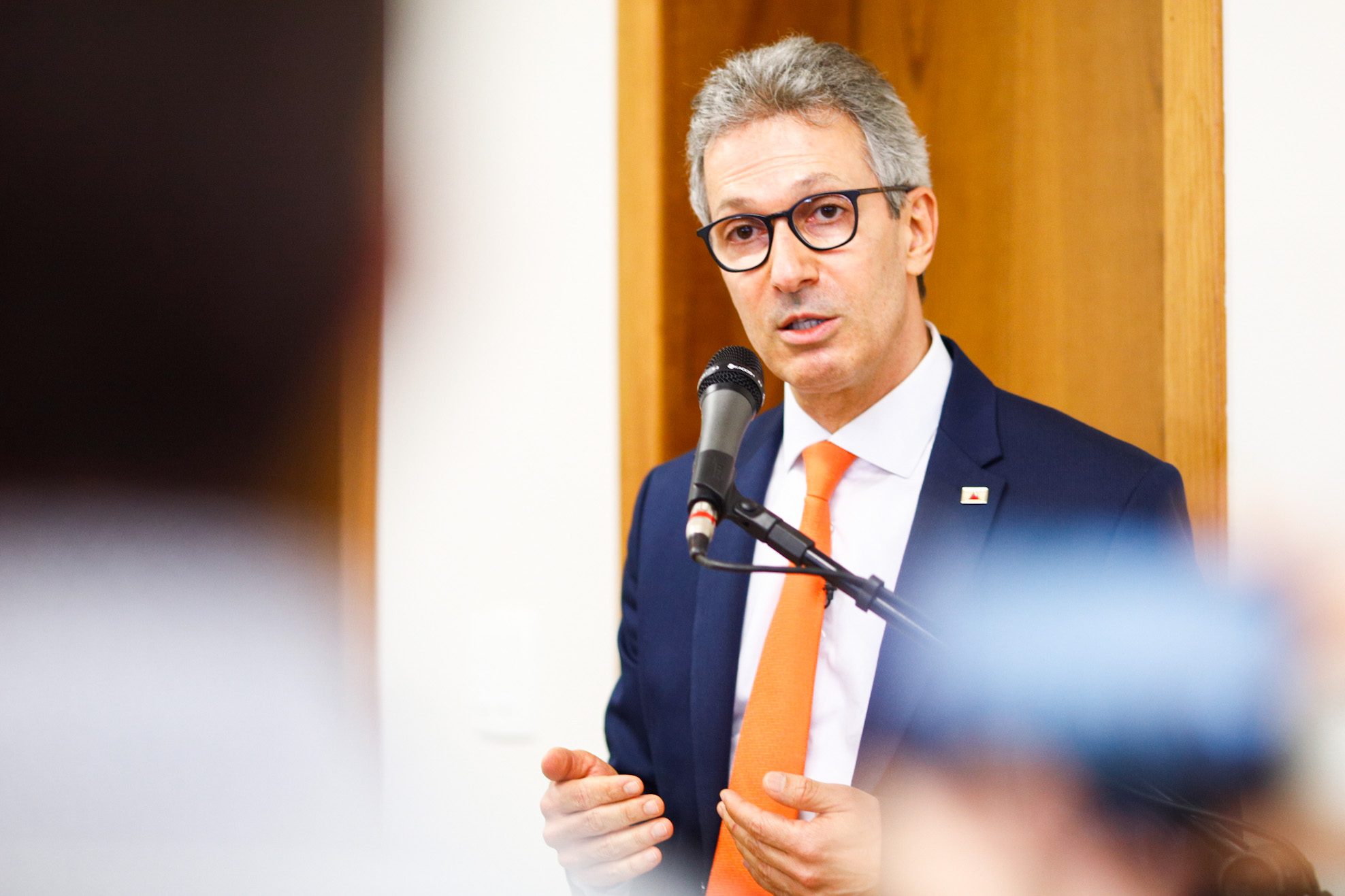 Em plano de governo, Zema defende regulação de IA mais flexível