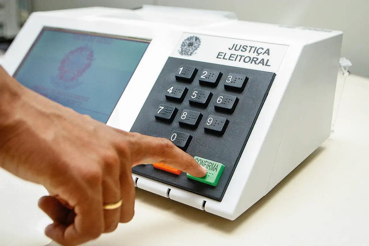 TSE firma cooperação com big techs e empresas de IA para prevenir riscos nas eleições