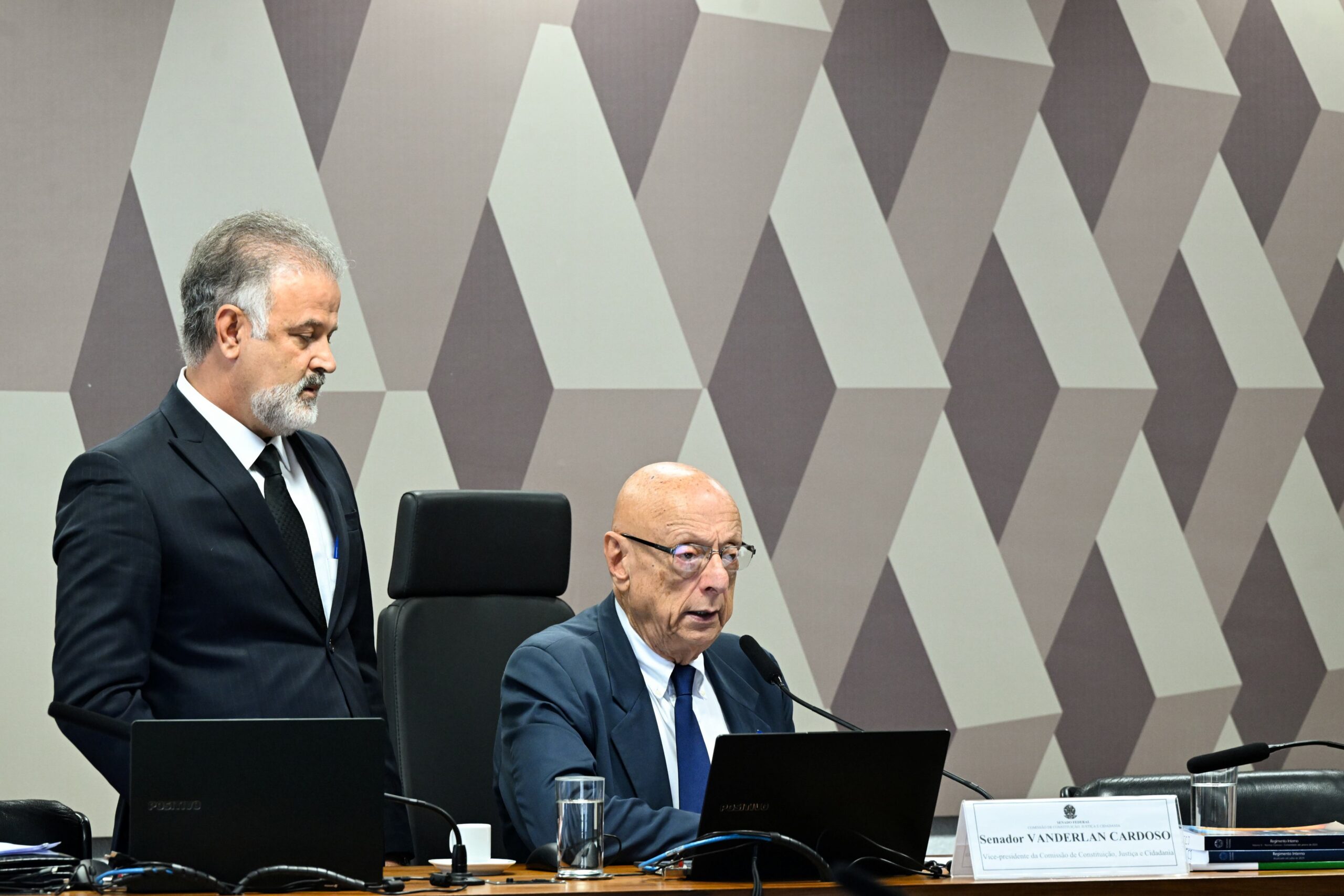 Projeto que autoriza servidor a atuar como MEI é aprovado na CCJ do Senado e deve seguir para a Câmara