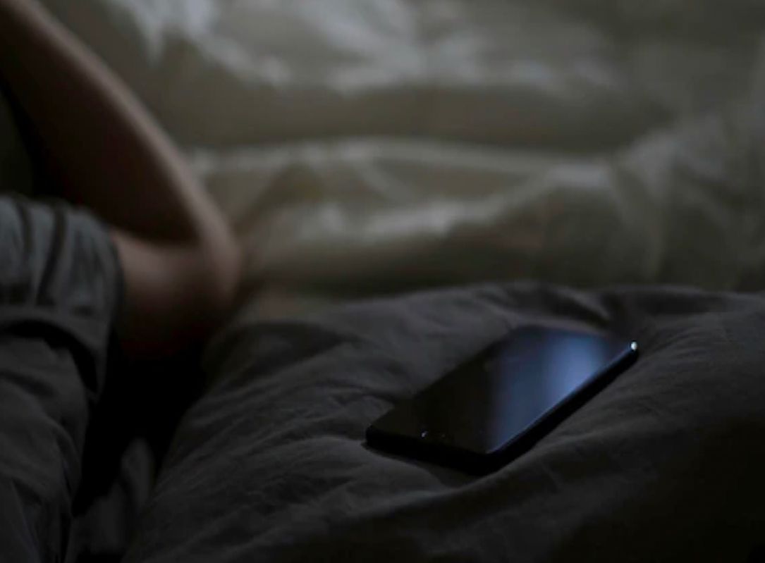 Dormir com o celular dificulta a regeneração cerebral, mostra estudo