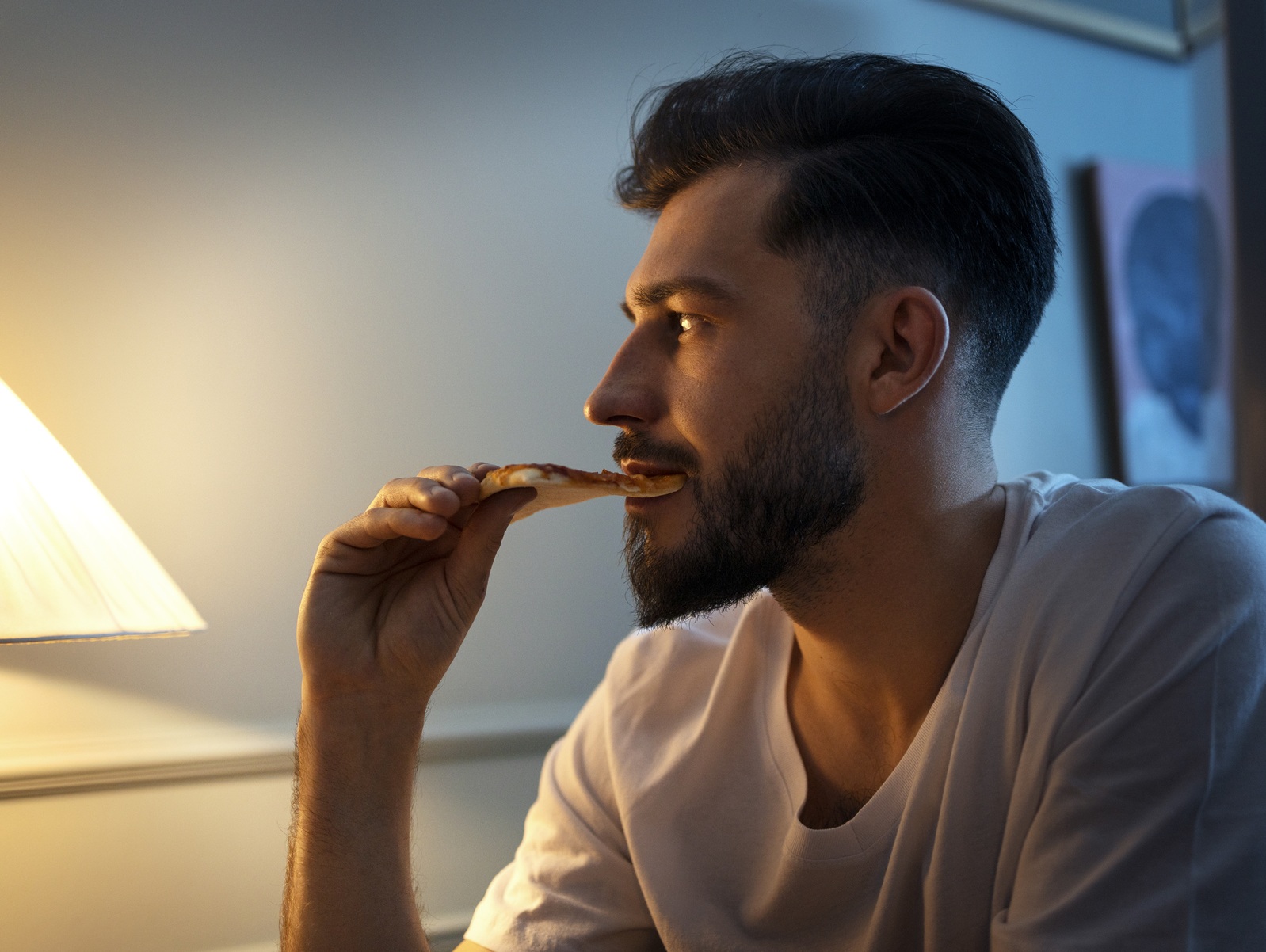 Homens que comem em horários diferentes nos dias úteis e fins de semana podem ter maior risco cardíaco, aponta estudo