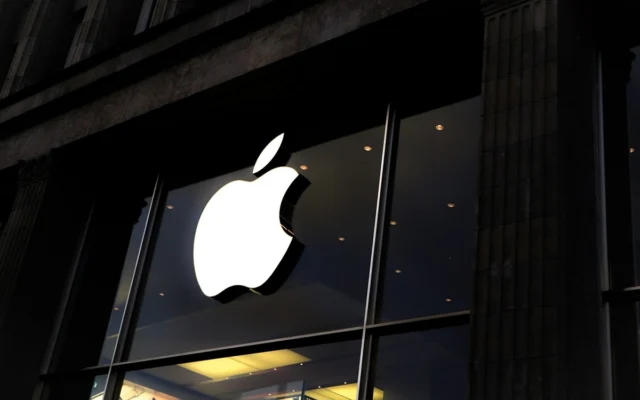 ‘Ele é a pessoa perfeita’: Tim Cook explica por que escolheu John Ternus para liderar a Apple