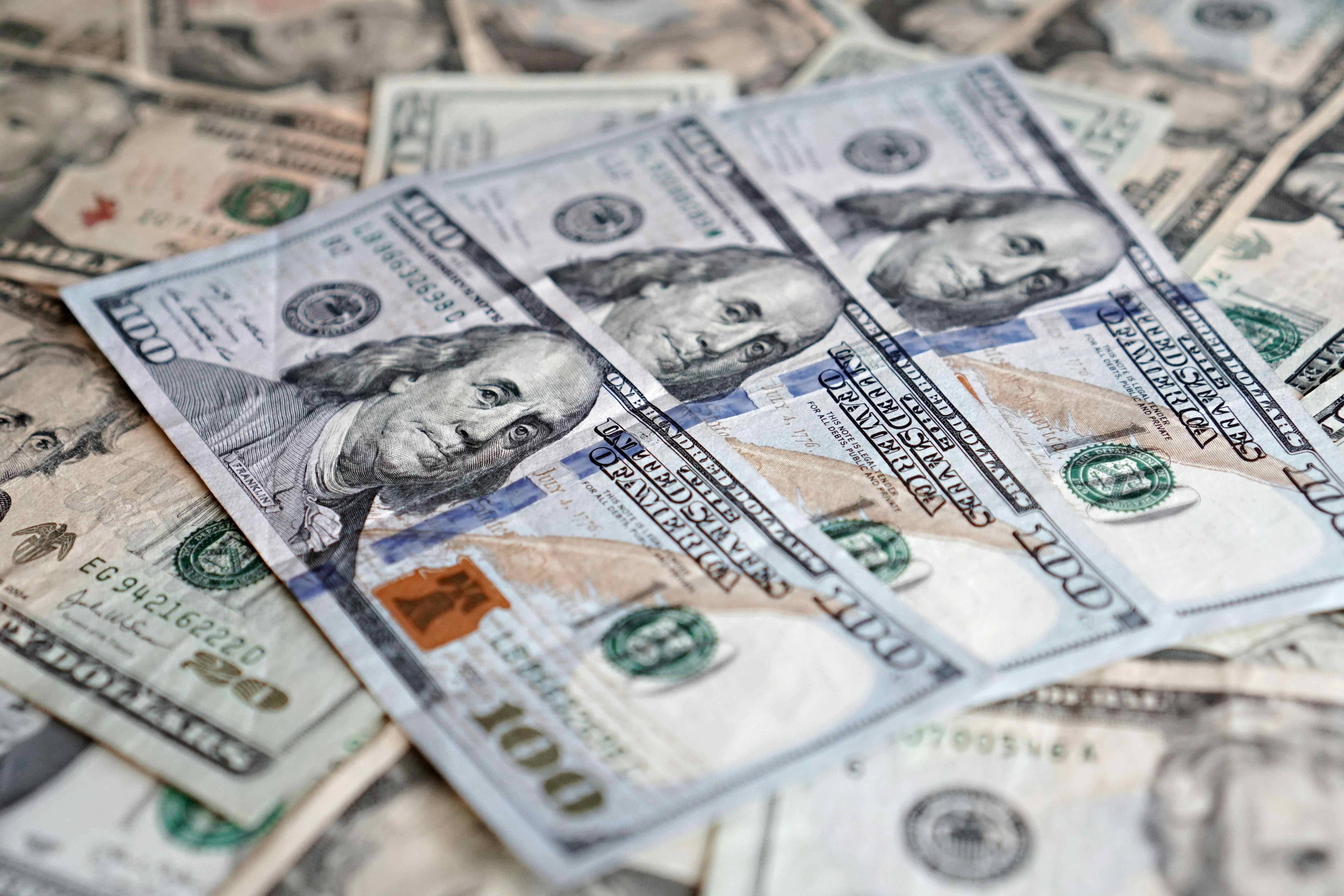Dólar atinge maior valor em duas semanas com queda no petróleo