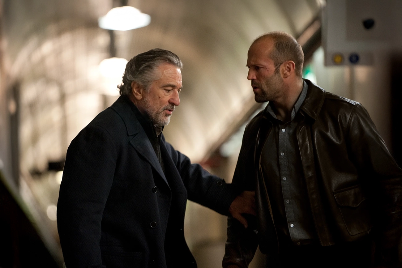 Jason Statham, Robert De Niro e Clive Owen transformam a Netflix numa arena de pólvora e culpa