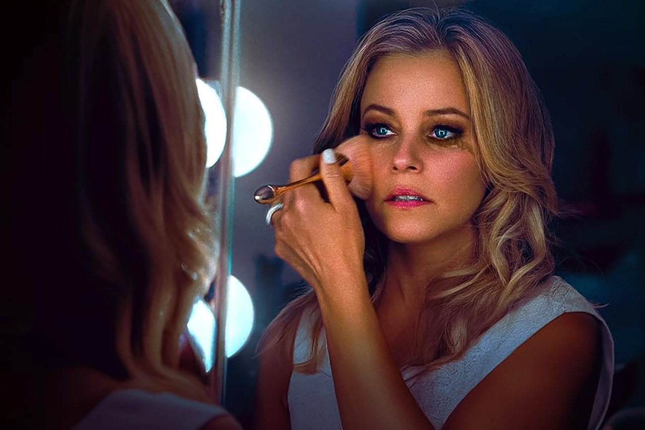 O suspense com Elizabeth Banks inspirado em um caso real de assassinato de aluguel chegou ao catálogo da Netflix