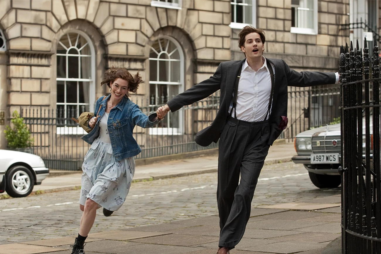 Anne Hathaway e Jim Sturgess atravessam 20 anos de encontros e desencontros em romance no Prime Video