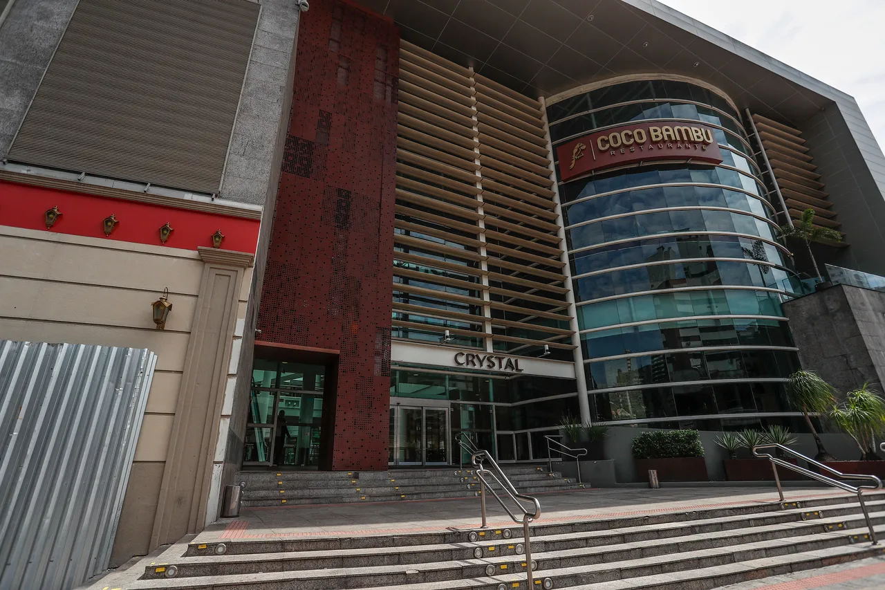 Adolescente é apreendido e mulher é presa por assalto ao Shopping Crystal